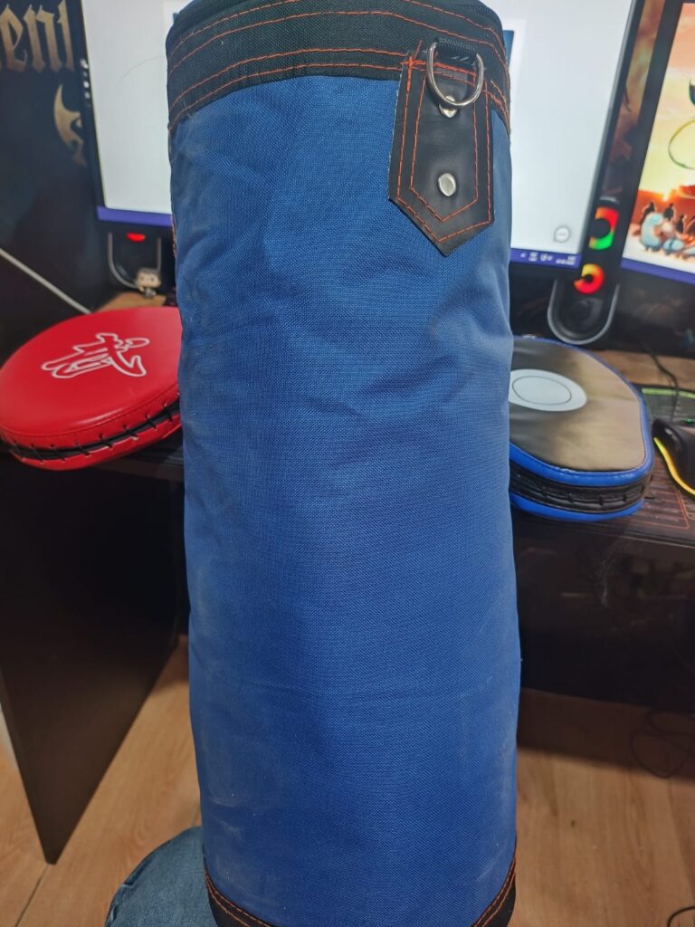 Saco de box mediano y manoplas de golpeo